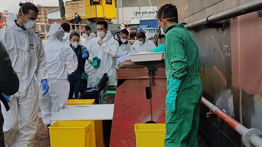 Le indagini necroscopiche in corso a Napoli. Foto di AMP Punta Campanella