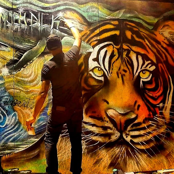 Tigri e altri animaliin via d’estinzione sono spesso presenti nei suoi dipinti che si possono trovare nelle periferie delle città e nei santuari dove vengono salvati animali (credits Marco Tarascio)