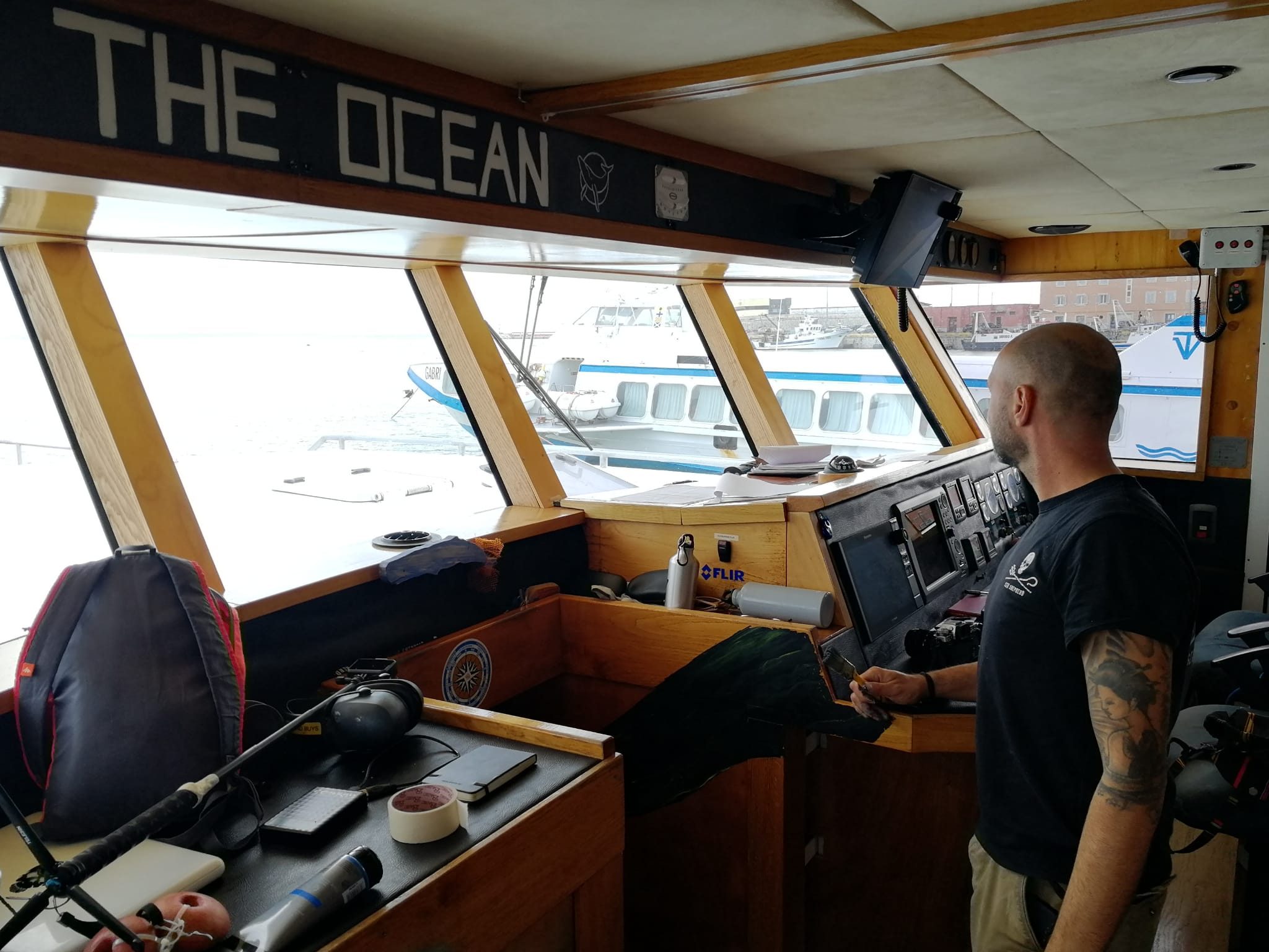 La plancia di comando dell’imbarcazione che si dedica ogni giorno alla ricognizione delle coste italiane (credits Laura Marchini per Sea Shepherd)