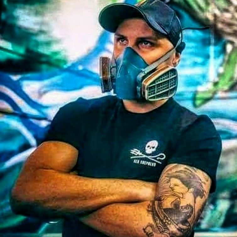 lo street artist è un attivista e volontario di Sea Shepherd l’associazione animalista che difende il mare con azione di grande impatto mediatico (credits Laura Marchini per Sea Shepherd)