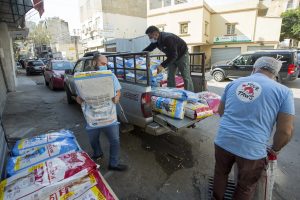 Gli operatori di Four Paws scaricano cibo e medicine per gli animali dei rifugi a Beirut, in Libano (credits: FOURPAWS/HristoVladev)