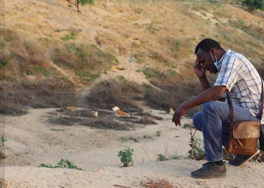Saeed Al–Err, fondatore di Sulala Animal Rescue, tornato al rifugio dopo gli ultimi attacchi israeliani, ha trovato molti degli animali morti o fuggiti (credits@SulalaAnimalRescue)