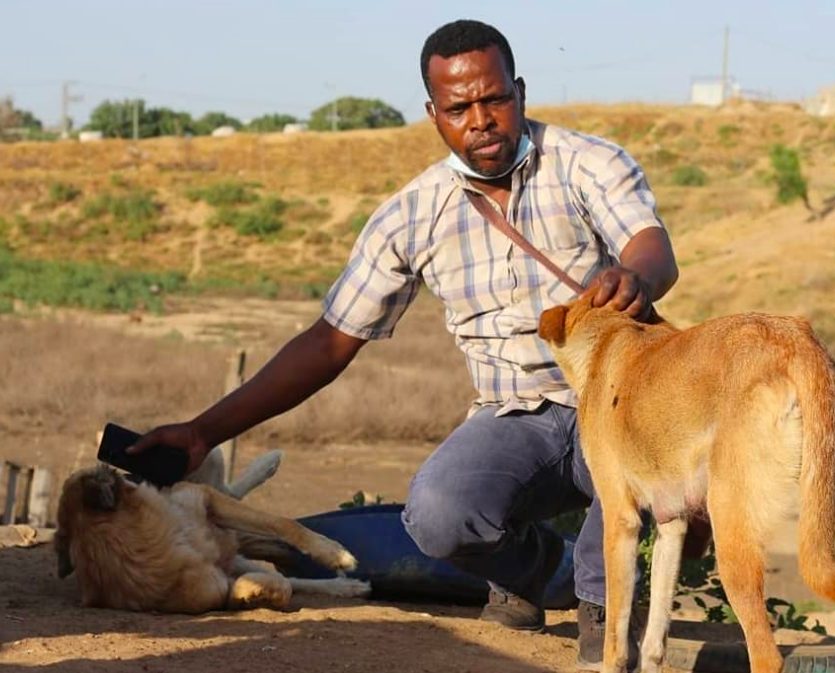 Saeed insieme ad uno dei suoi cani (credits@SulalaAnimalRescue)