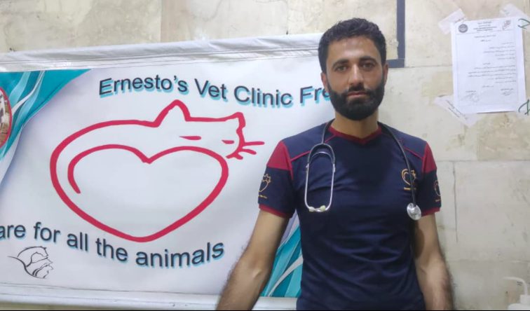 Ahmed il nuovo veterinario da poco arrivato al Santuario di Ernesto