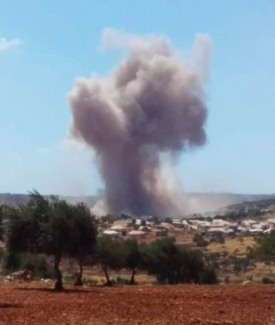 Il fumo che si alza dopo la caduta di una bomba nel territorio di Iblid (foto di Alessandra Abidin)