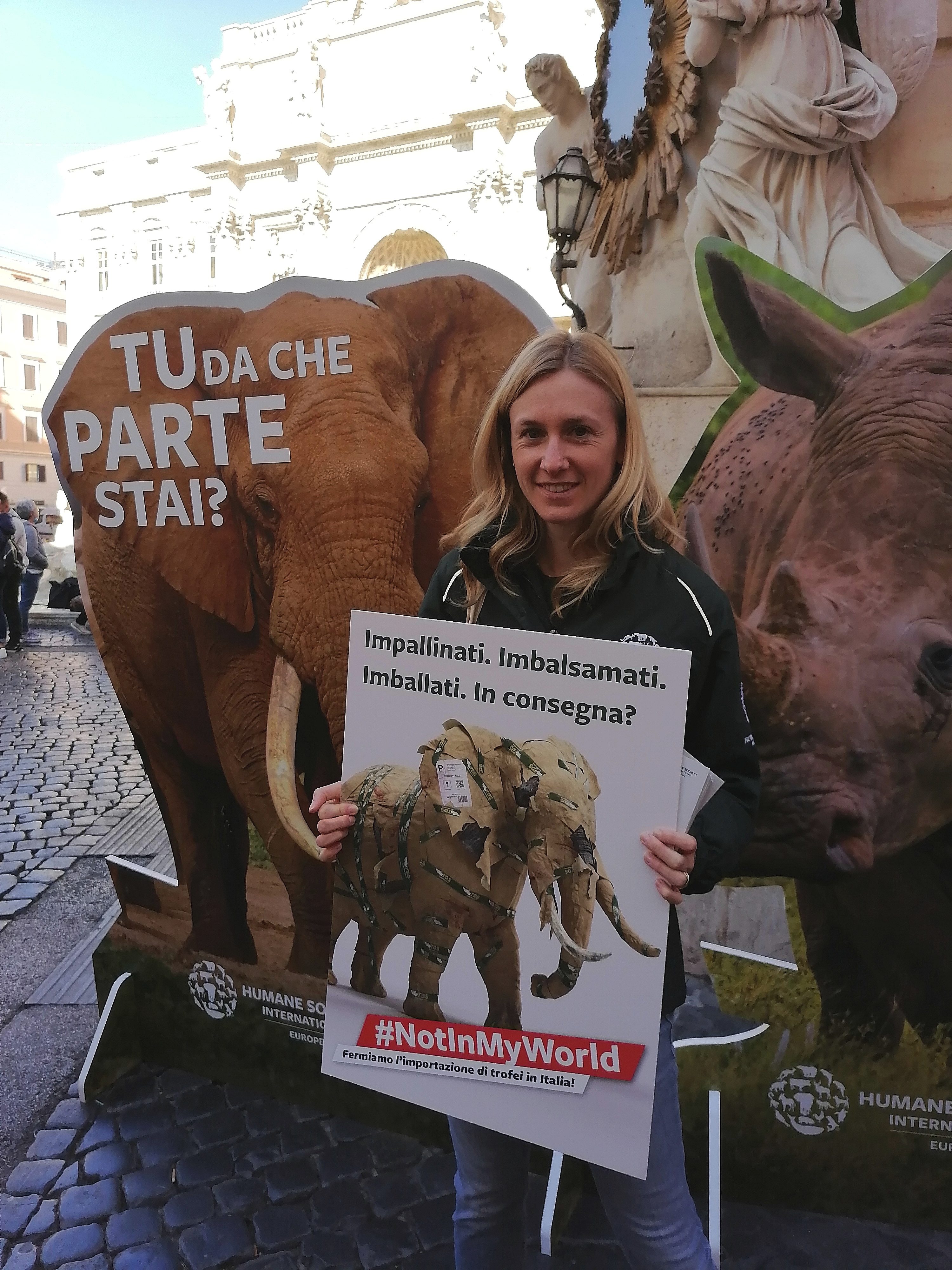 Martina Pluda, direttrice di HSI Italia, alla manifestazione di questa mattina a Fontana di Trevi a Roma (credits:@Maria GraziaFilippi)