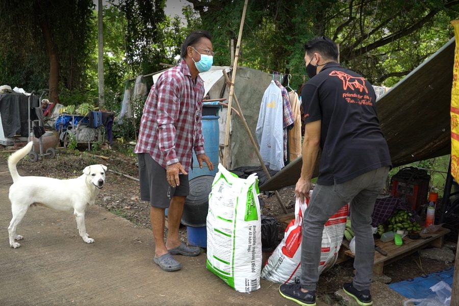 alcuni abitanti del villaggio hanno lasciato le case e vivono per le strade con i loro animali domestici (credits:@SoiDog)