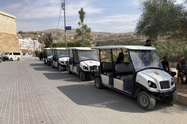 Le nuove vetture elettriche volute dall’Ente turistico di Petra per sostituire le carrozze trainate dai cavalli (credits:@FourPaws)