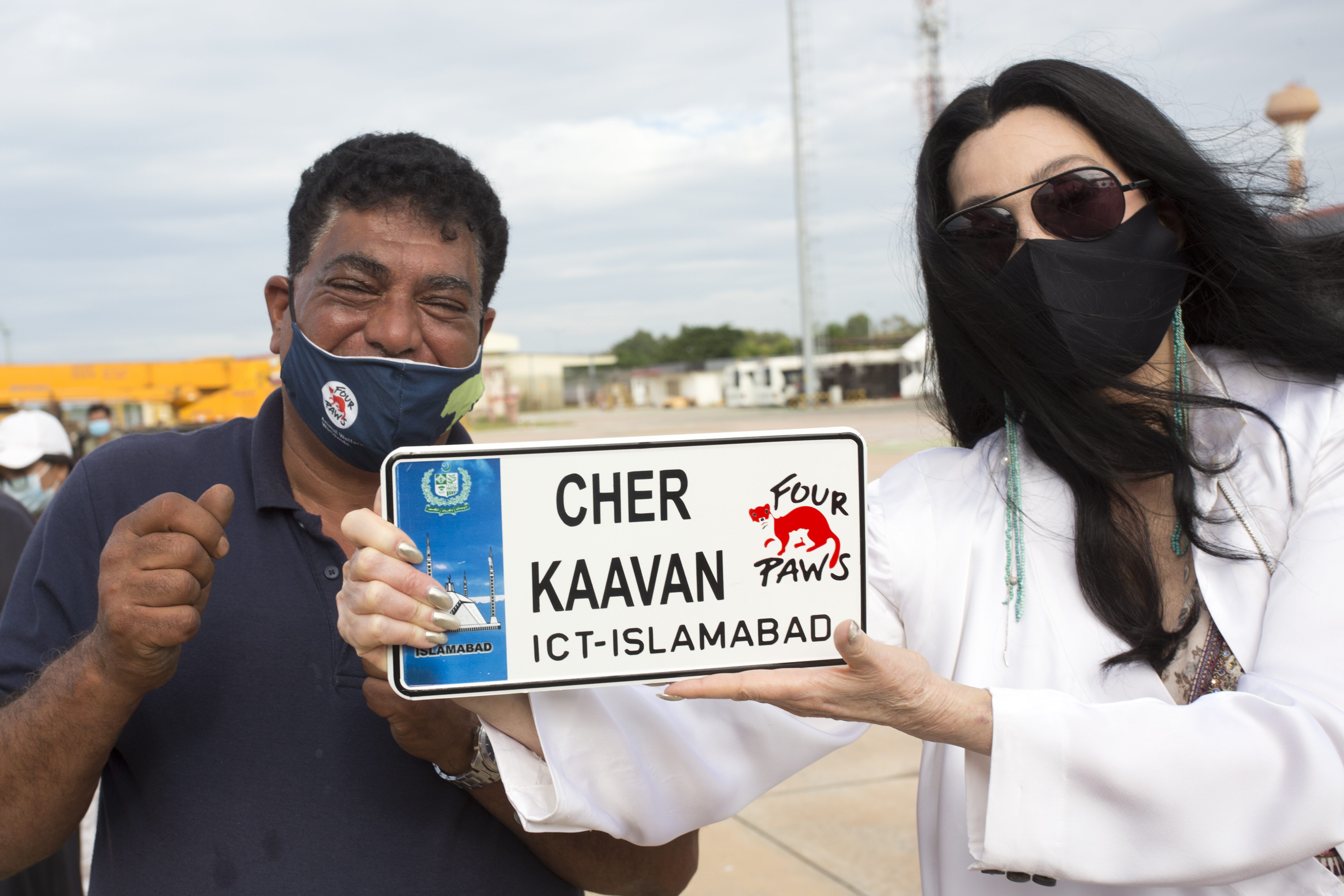 Amir Khalil, il veterinario di Four Paws responsabile del trasferimento, insieme a Cher, la cantante americana che si è spesa per la salvezza di Kaavan (credits:@FourPaws)