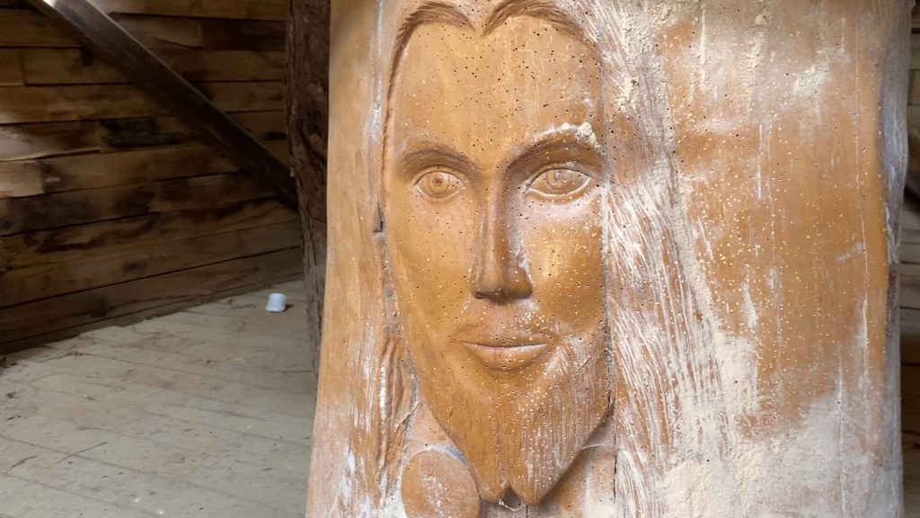 L'altare in legno dentro la chiesetta