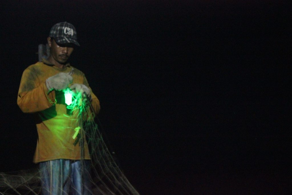 Il momento del recupero delle reti. Foto del NOAA Fisheries