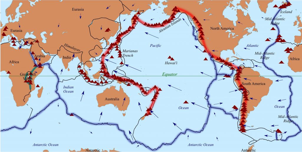 La Cintura di Fuoco del Pacifico. I triangoli in rosso sono i vulcani, mentre in blu e nero sono evidenziati i limiti di placca.
