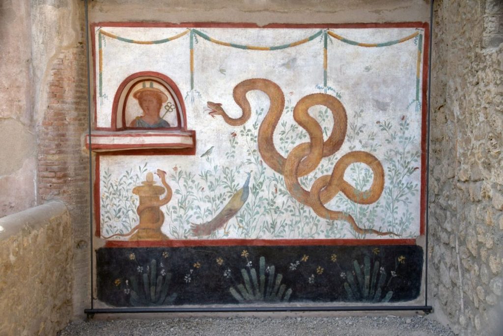 Casa del Cripotportico, larario con serpente (credits: sito Parco archeologico di Pompei)