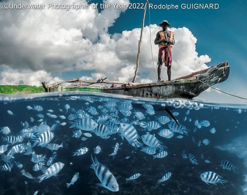 In Tanzania un pescatore sulla sua barca tradizionale naviga su acque ricchissime di pesci bellissimi nella foto Paradox di Rodolphe Guignard