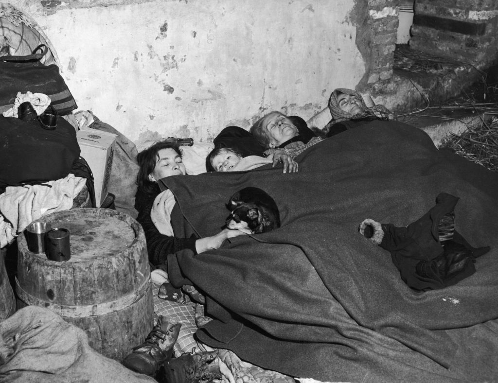 Marcourt, famiglia dorme in un rifugio sotterraneo con il proprio cane. Gennaio 1945