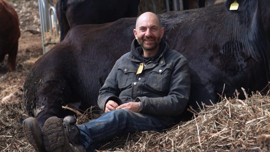 Massimo ci racconta la sua storia circondato dagli amici che è riuscito a salvare
