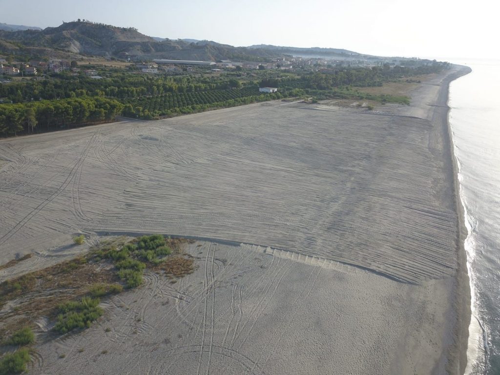 Una foto molto condivisa della scorsa edizione che dimostra il pesante intervento di rimozione delle vegetazione e spianamento della duna a Roccella Jonica, tappa su per cui l’ISPRA espresse parere negativa per tutelare l’habitat