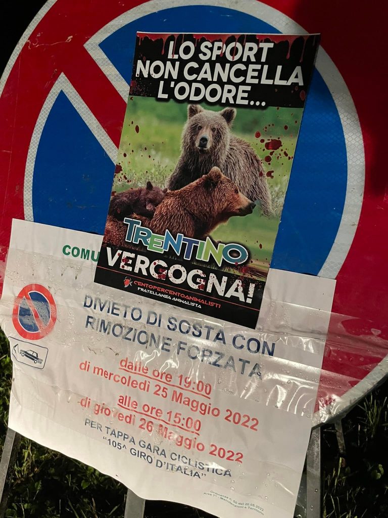 I manifesti apparsi lungo il percorso del Giro d’Italia