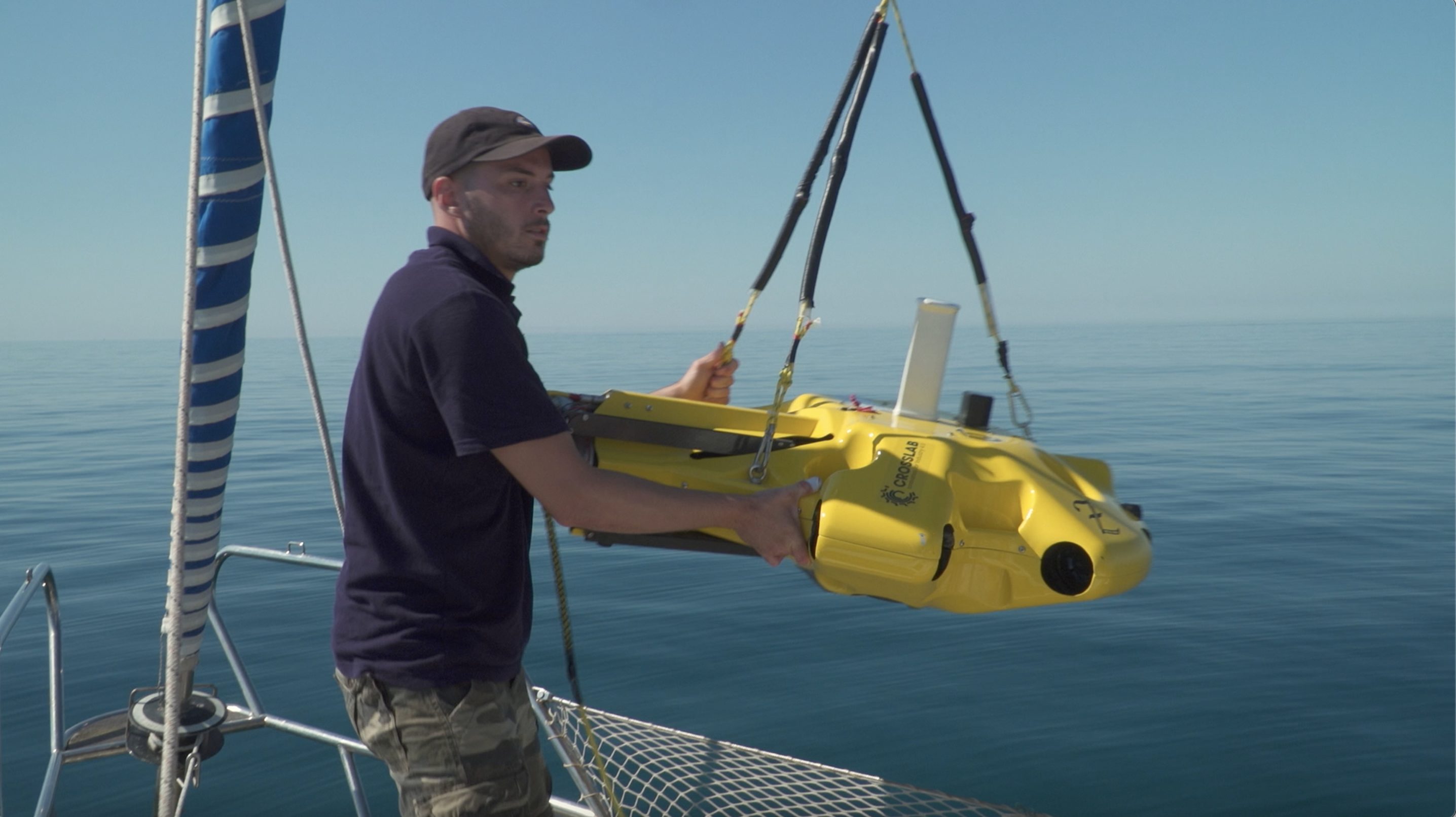 Il dorne subacque Zeno mentre viene calato in mare (credits:@Greenpeace)