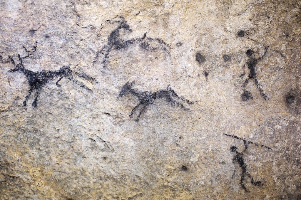 Un’antica scena di caccia al cervo scolpita nella roccia in Svizzera