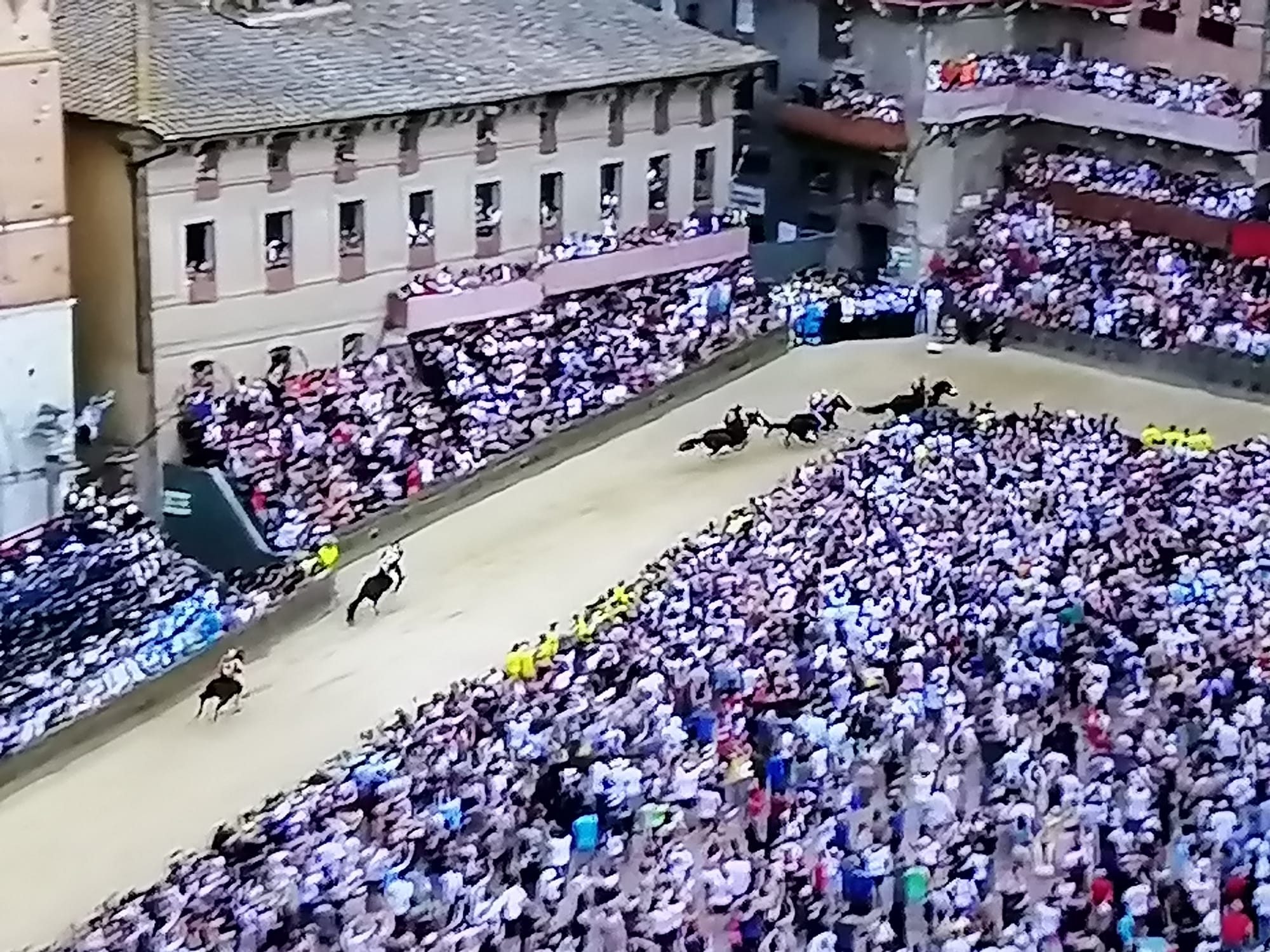 Una delle curve a 90 gradi che caratterizzano il percorso del Palio di Siena (credits:@MGFilippi)