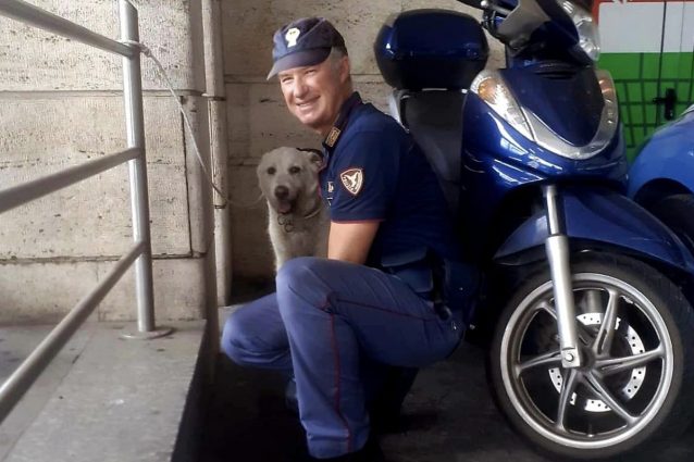 Mia con uno degli agenti che l’ha recuperata