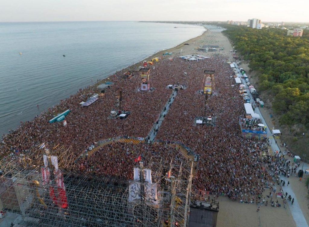 L’enorme afflusso di persone in spiaggia per il Jova Beach Party