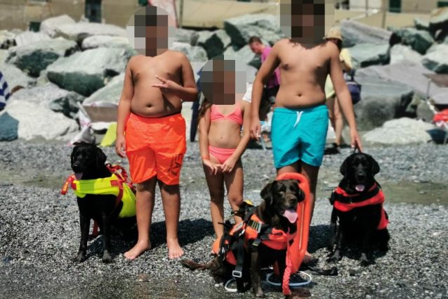 I tre fratellini recuperati al largo di Voltri dai cani della Sics
