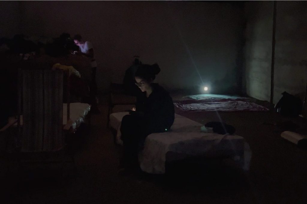 Anche di notte il presidio resta vigile
