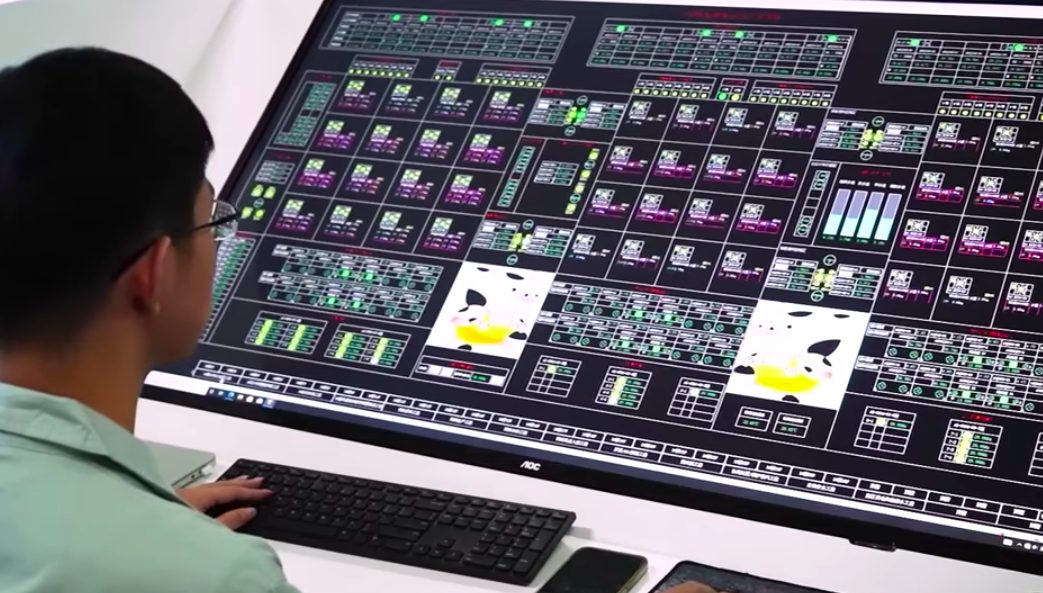 Un pannello elettronico di controllo delle fasi della produzione (fonte You Tube)