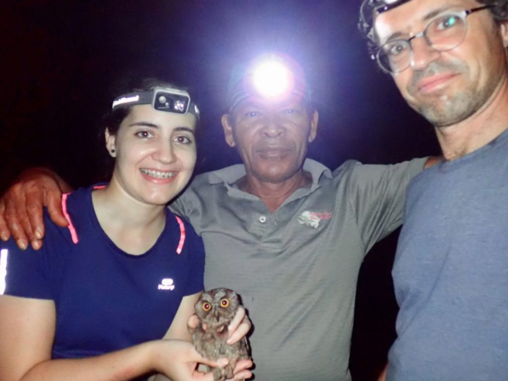 Gli autori Bárbara Freitas (a sinistra) e Martim Melo (a sinistra) posano con Bikegila (al centro), la guida locale a cui è dedicata la specie e che ha permesso la sua scoperta. Foto di Martim Melo